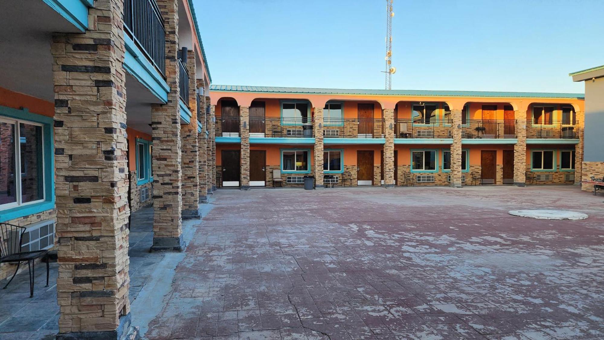 B&J Hotel And Apartments Pecos Eksteriør billede